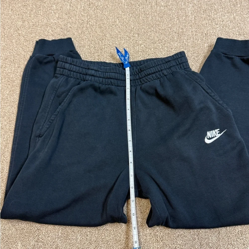 Nike: All Kids Fit Sportswear Club Fleece Joggers in Black & White, Size L